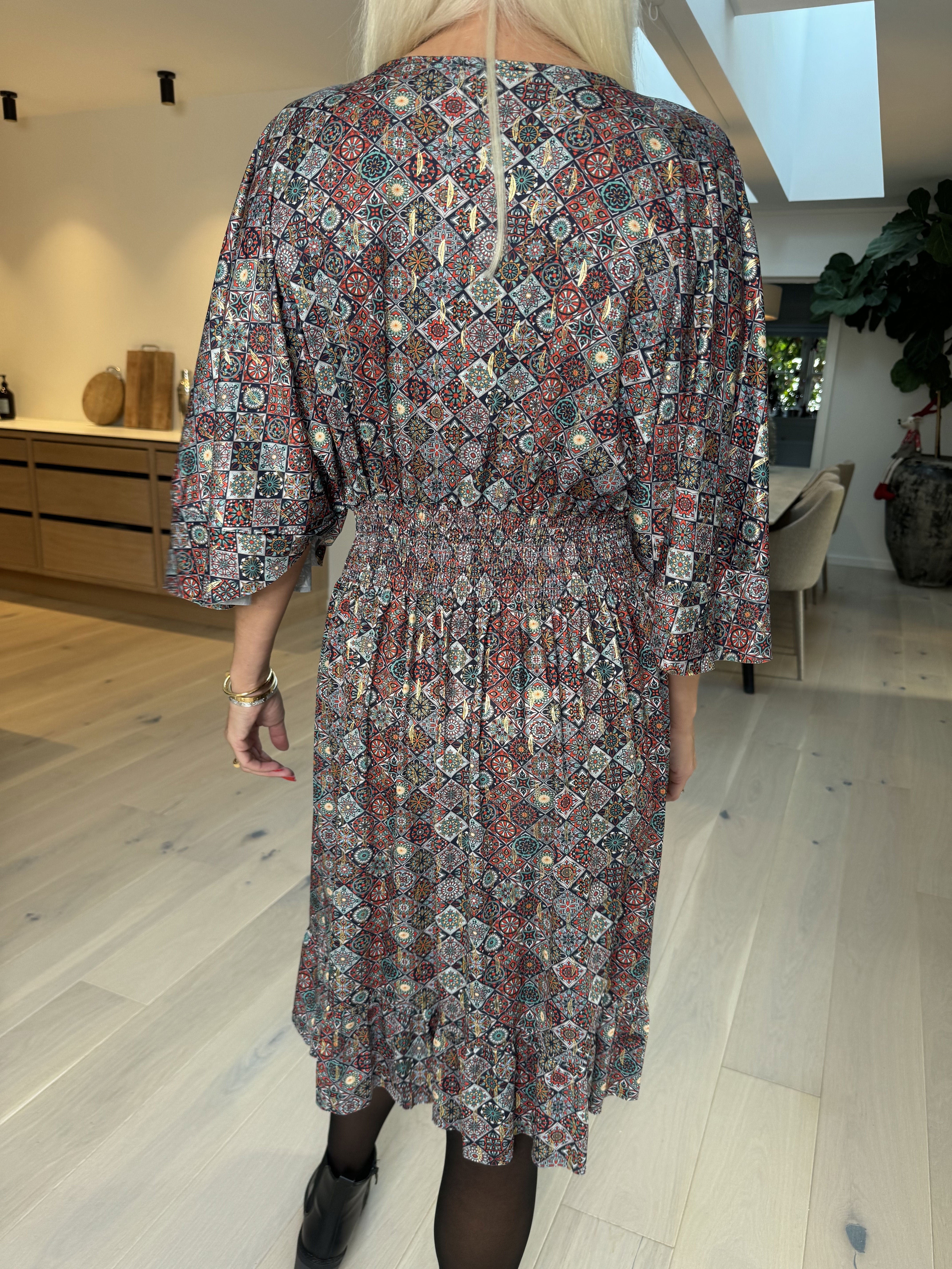 Pamela Mosaic Short - Elastisk kjole med flæser og smock